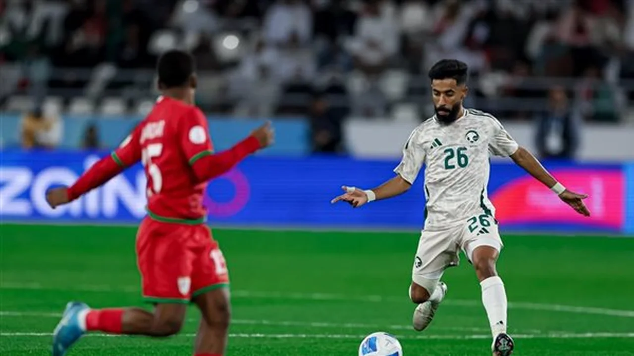 موعد كيفية مشاهدة مباراة السعودية وعمان في كأس العرب 2025 والقنوات الناقلة والمعلقون الرسميون